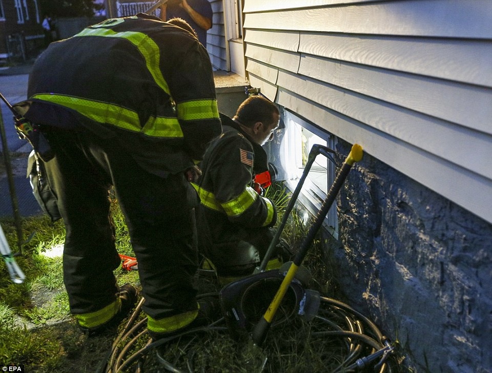 Mỹ: Hàng loạt vụ nổ gas rung chuyển thành phố Boston, 70 ngôi nhà bị thiêu rụi - 11
Các nhân viên cứu hỏa tìm cách vào một ngôi nhà thông qua tầng hầm để kiểm tra đường ống gas tại thị trấn Lawrence.