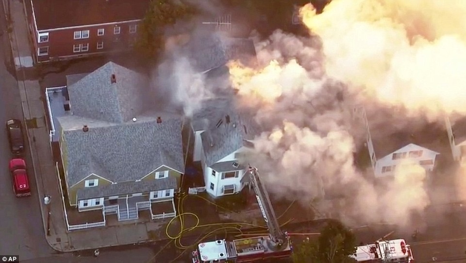 Mỹ: Hàng loạt vụ nổ gas rung chuyển thành phố Boston, 70 ngôi nhà bị thiêu rụi - 4
Lực lượng cứu hỏa nỗ lực dập tắt một đám cháy tại khu vực ngoại ô Boston.