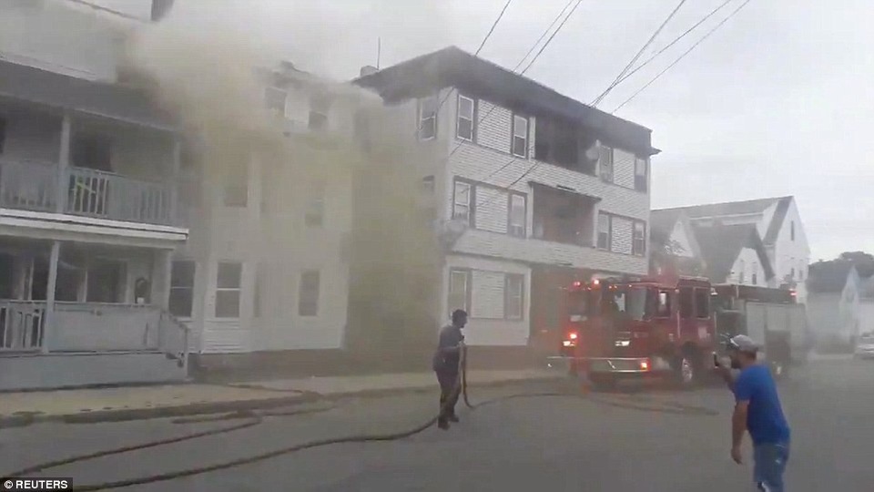 Mỹ: Hàng loạt vụ nổ gas rung chuyển thành phố Boston, 70 ngôi nhà bị thiêu rụi - 6
Theo Dailymail, có tới 70 ngôi nhà đã bốc cháy do các vụ nổ gas.