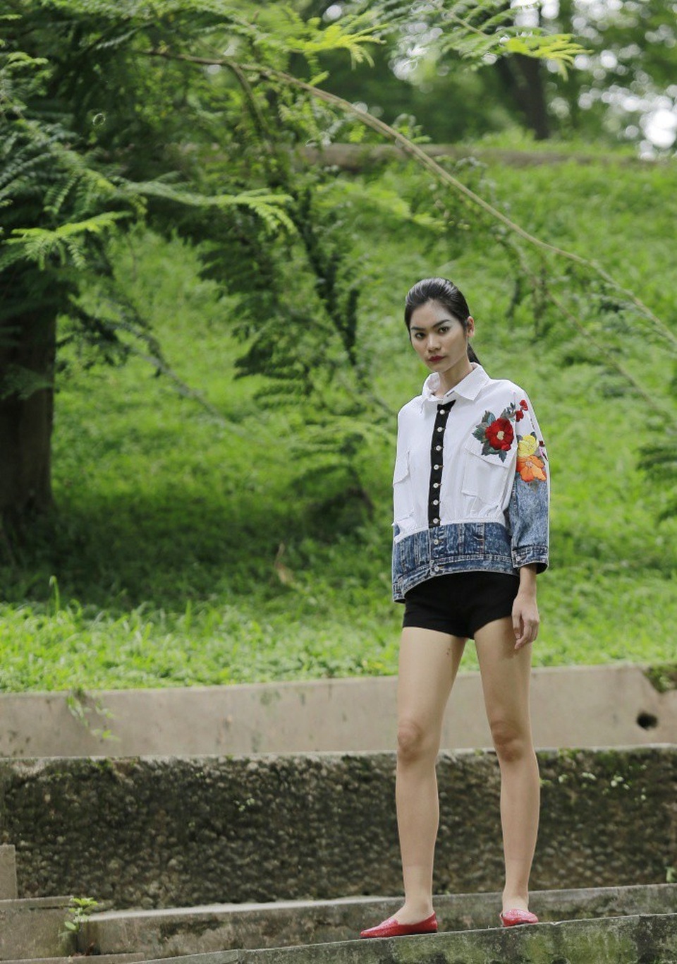 Diva Thanh Lam tiết lộ mối lương duyên đặc biệt với NTK Minh Hạnh - 19 Những kiểu dáng phá cách vượt ra ngoài quy tắc thông thường của trang phục, vẫn là jeans nhưng jeans của Cao Duy mềm mại nữ tính với những đóa hoa rực rỡ.