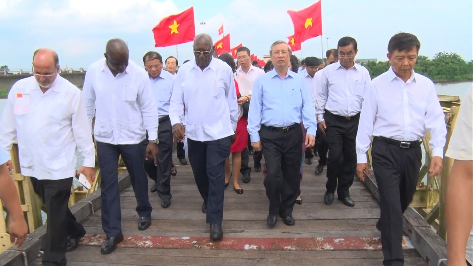 Đoàn lãnh đạo cấp cao của Đảng, Chính phủ Cuba thăm các di tích lịch sử tại Quảng Trị - 1 Ông Trần Quốc Vượng - Ủy viên Bộ Chính trị, Thường trực Ban Bí thư và ông Salvado Valdés Mesa - Ủy viên Bộ Chính trị, Phó Chủ tịch thứ nhất Hội đồng Nhà nước và Hội đồng Bộ trưởng Cộng hòa Cuba thăm Khu di tích Đôi bờ Hiền Lương