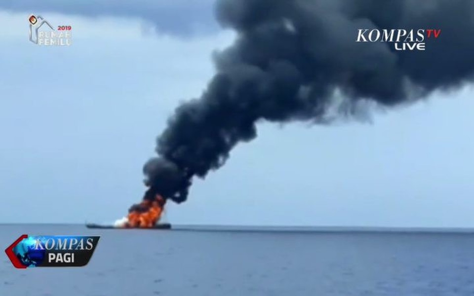 Tàu tên lửa Indonesia bị chìm sau khi bốc cháy dữ dội trên biển - 1
Lửa bao trùm toàn bộ con tàu trước khi nó bị đắm. (Ảnh: Kompas TV)