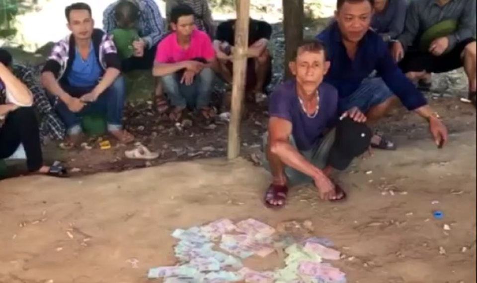 Khởi tố hàng loạt đối tượng đánh bạc trên đường lên chùa Hương - 1 Hiện trường vụ đánh bạc sau khi bị lực lượng công an triệt phá