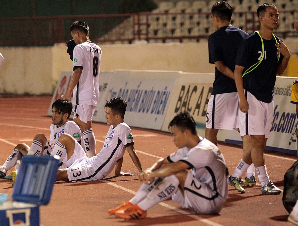 Đánh bại SHB Đà Nẵng, SL Nghệ An hiện diện ở top 3 V-League - 2
Nỗi buồn của các cầu thủ Đà Nẵng - Ảnh: Gia Hưng
