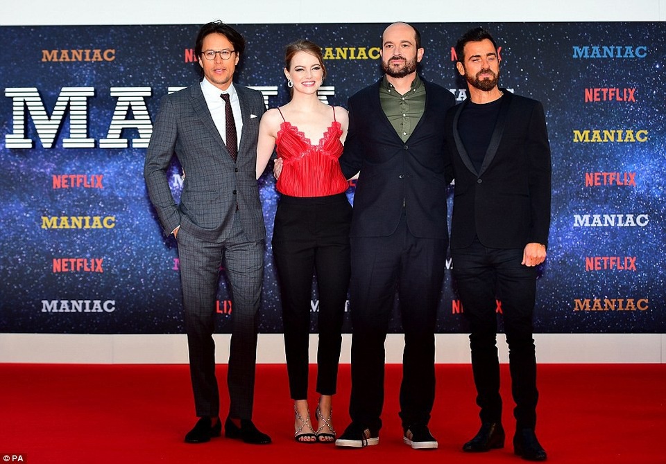 Emma Stone xinh đẹp tái xuất - 6
Emma bên đạo diễn Cary Fukunaga,nhà viết kịch phim Maniac - Patrick Somerville, diễn viên Justin Theroux