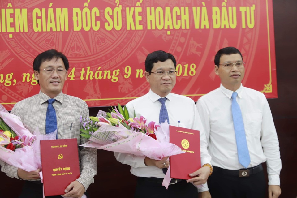 Đà Nẵng thay Giám đốc Sở Kế hoạch - Đầu tư - 1 Ông Trần Phước Sơn (giữa) vừa được bổ nhiệm giữ chức Giám đốc Sở Kế hoạch - Đầu tư TP. Đà Nẵng thay ông Trần Văn Sơn (bên trái)