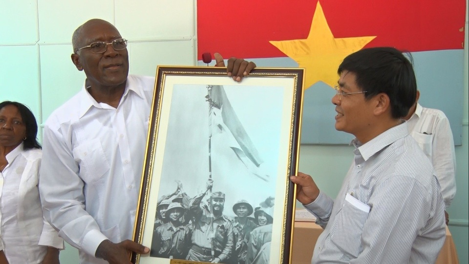 Đoàn lãnh đạo cấp cao của Đảng, Chính phủ Cuba thăm các di tích lịch sử tại Quảng Trị - 3 Lãnh đạo Cuba tặng bức tranh lãnh tụ Fidel vẫy lá cờ mặt trận quân giải phóng cho Ban quản lý di tích