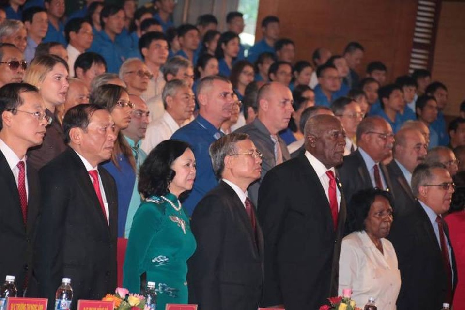 “Chủ tịch Fidel Castro luôn nhớ về Quảng Trị” - 3
Các đại biểu chào cờ trước khi Lễ Kỷ niệm diễn ra