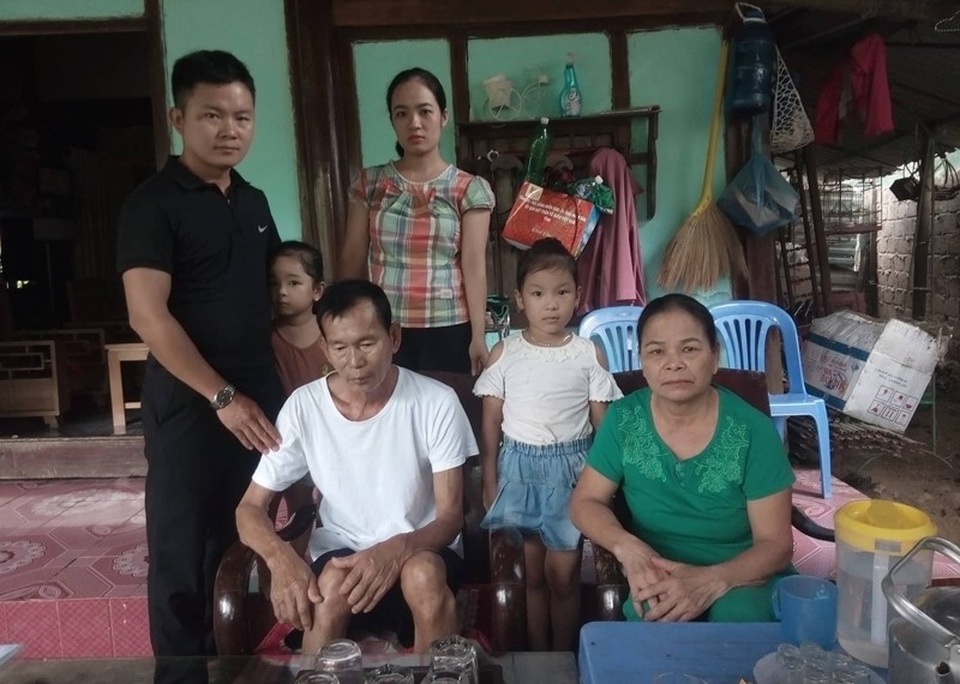 Liệt sĩ trở về quê nhà sau gần 30 năm “hy sinh” - 1 Ông Bình bên gia đình sau gần 30 năm là liệt sĩ