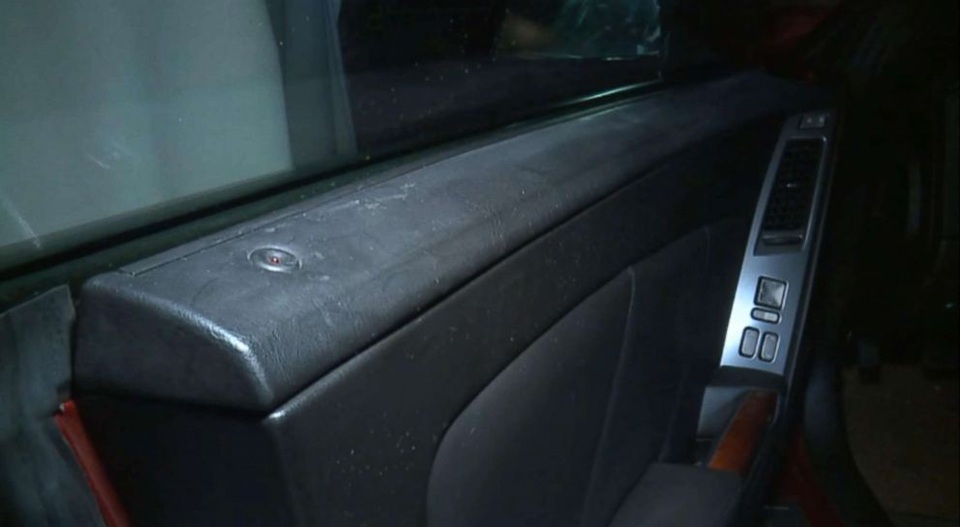 Bị nhốt trong xe ô tô gần 14 tiếng vì không nổ được máy - 2