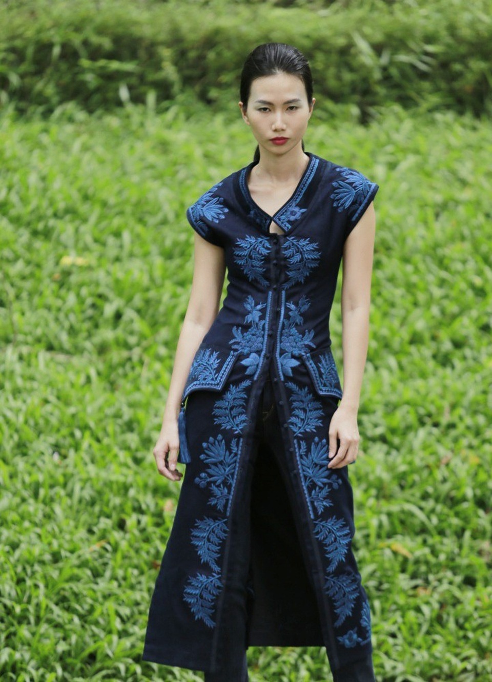 Diva Thanh Lam tiết lộ mối lương duyên đặc biệt với NTK Minh Hạnh - 7 Chưa bao giờ câu chuyện sở hữu thiết kế ngay từ sàn diễn bước xuống cuộc đời lại gần nhau đến vậy.