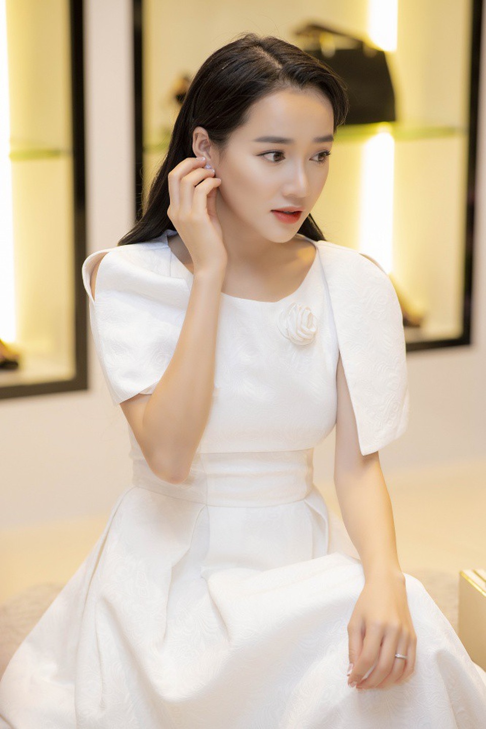Hành động khó ngờ của Cường Đôla; phản ứng lạ của Nhã Phương cùng “tình cũ” Trường Giang - 1 Nhã Phương gầy tong teo, một mực giữ im lặng trước ngày cưới. Theo thông tin Đàm Vĩnh Hưng, Tố Ny tiết lộ, hôn lễ của người đẹp sẽ diễn ra tại nơi nhiều sao Việt tổ chức hôn lễ như Thu Thảo, Trấn Thành - Hari Won. Theo quan sát, vòng 2 của người đẹp có phần to hơn bình thường. Thời gian qua trên mạng xã hội cũng rộ lên nghi vấn người đẹp có bầu. Tuy nhiên Nhã Phương cũng giữ im lặng trước tin đồn này.