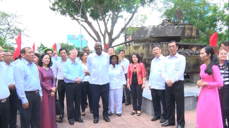 Đoàn lãnh đạo cấp cao của Đảng, Chính phủ Cuba thăm các di tích lịch sử tại Quảng Trị - 2 Lãnh đạo 2 nước Việt Nam - Cuba thăm lô cốt, nhà ga Đông Hà - di tích lịch sử nơi Chủ tịch Fidel Castro ghé thăm năm 1973