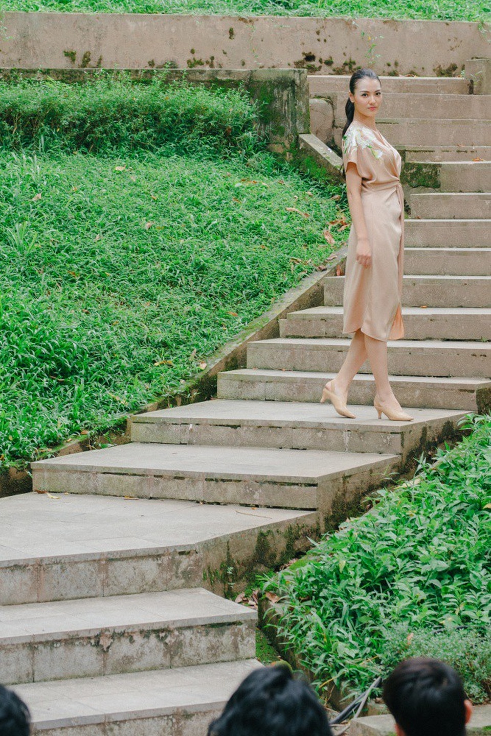 NTK Thanh Thuý “thêu” váy áo bằng kí ức chong đèn dầu sợ hoa quỳnh… xấu hổ - 4 Người mẫu Hồng Quế trong một chuyển động tinh tế với Quỳnh.