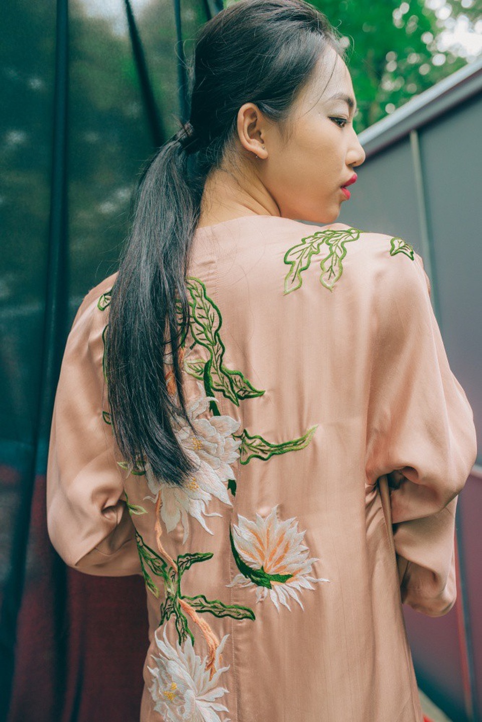 NTK Thanh Thuý “thêu” váy áo bằng kí ức chong đèn dầu sợ hoa quỳnh… xấu hổ - 2 Vẻ đẹp của loài hoa dung dị mang đến cảm giác nhẹ nhàng cho thời trang xuân - hè.