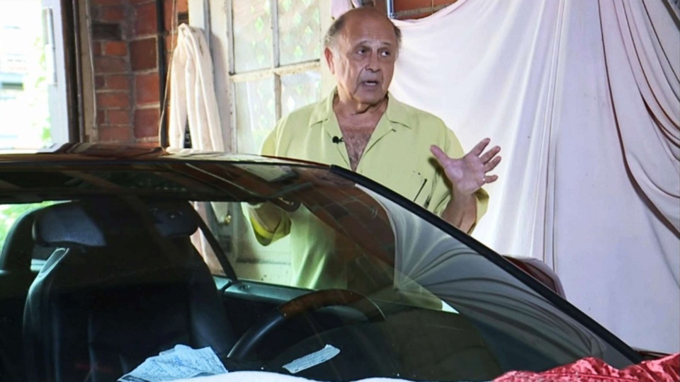 Bị nhốt trong xe ô tô gần 14 tiếng vì không nổ được máy - 1