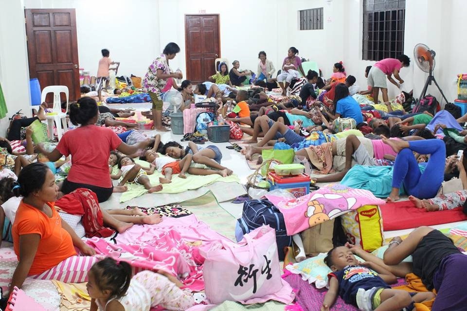 Philippines “gồng mình” chuẩn bị ứng phó siêu bão Mangkhut - 3 Chính quyền Philippines đã sơ tán hơn 9.000 người tới các trại trú ẩn tạm thời, đồng thời cảnh báo 5,2 triệu người sống ở những khu vực nằm trên đường đi của bão Mangkhut ở trong nhà để giữ an toàn. (Nguồn: Reuters)