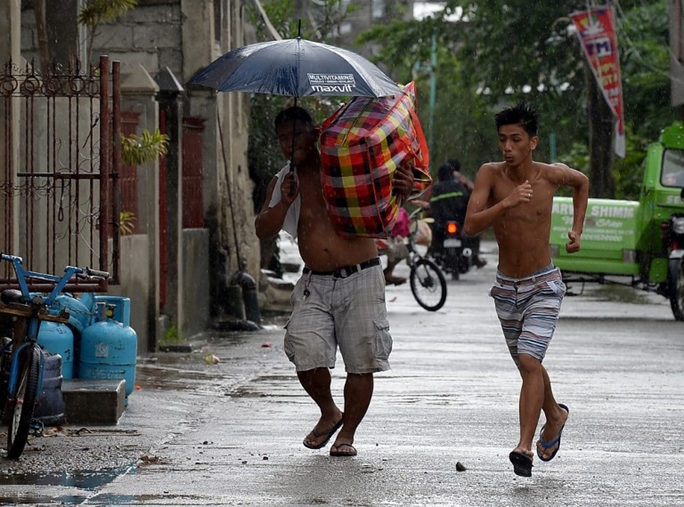Philippines “gồng mình” chuẩn bị ứng phó siêu bão Mangkhut - 11 Tổng thống Philippines Rodrigo Duterte hôm nay đã có cuộc họp với trung tâm cứu trợ thảm họa để bàn phương án ứng phó với bão Mangkhut. Trong ảnh: Người dân ở Cagayan mang đồ đạc đi sơ tán. (Ảnh: AFP)