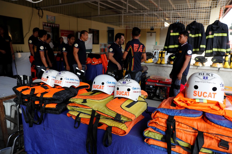 Philippines “gồng mình” chuẩn bị ứng phó siêu bão Mangkhut - 4 Các trường học và cơ quan chính phủ Philippines đã được đóng cửa ở hơn 600 khu vực. Lực lượng quân sự, y tế và cứu trợ khẩn cấp đã được đặt trong tình trạng sẵn sàng để ứng phó với siêu bão Mangkhut. Trong ảnh: Đội cứu hộ ở Luzon đã chuẩn bị sẵn sàng cho công tác cứu trợ khi bão đổ bộ. (Nguồn: Reuters)