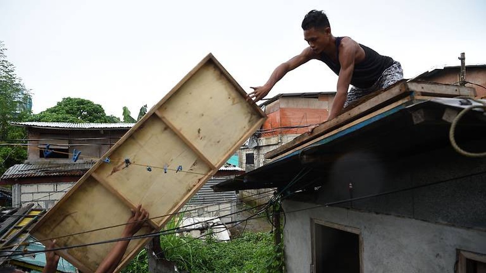 Philippines “gồng mình” chuẩn bị ứng phó siêu bão Mangkhut - 5 Với lượng mưa lớn, siêu bão Mangkhut được dự đoán sẽ gây ra tình trạng lũ lụt và sạt lở đất cho nhiều khu vực ở Philippines. Người dân ở nhiều nơi đã gia cố nhà cửa, đưa tàu thuyền lên bờ và chuẩn bị các điều kiện cần thiết đón siêu bão. (Ảnh: AFP)