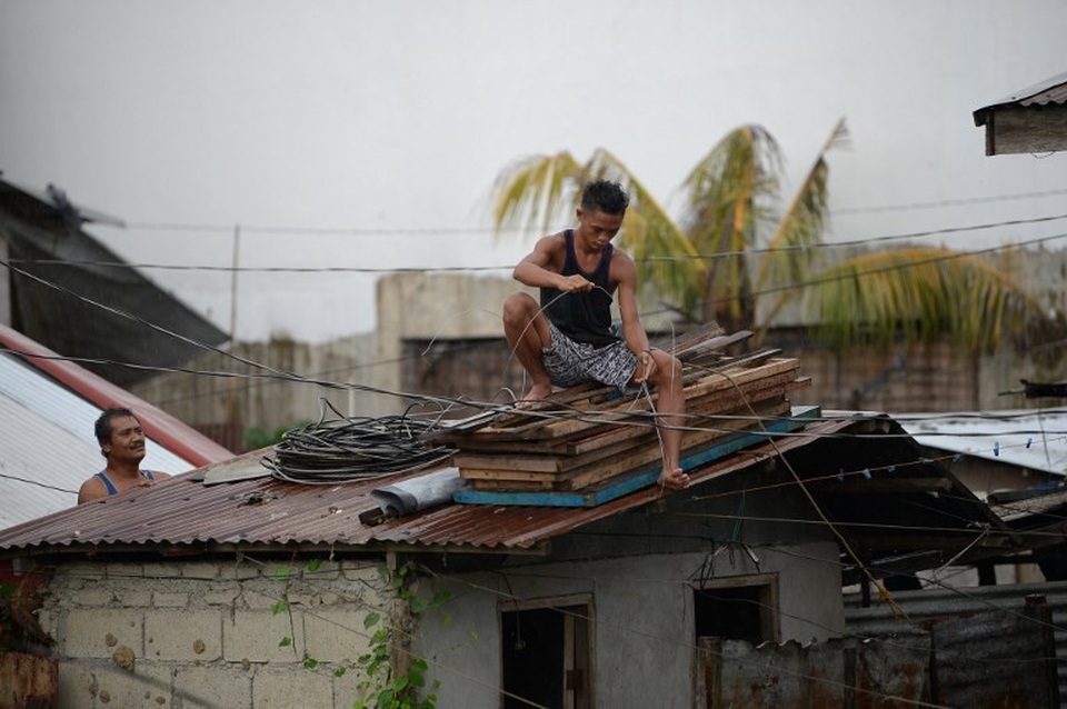 Philippines “gồng mình” chuẩn bị ứng phó siêu bão Mangkhut - 6 Ở khu vực phía bắc Philippines, người dân đã dùng các thanh gỗ để gia cố các cửa sổ bằng kính, đồng thời dùng dây thừng để cố định mái nhà, tránh trường hợp bị gió thổi bay. (Ảnh: AFP)