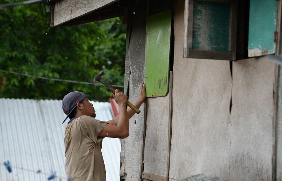 Philippines “gồng mình” chuẩn bị ứng phó siêu bão Mangkhut - 7 Nhiều người lo ngại bão Mangkhut đổ bộ sẽ tàn phá hoa màu tại Cagayan và Isabela khi vụ thu hoạch đang bắt đầu. Nông dân Philippines đang chạy đua với thời gian để vớt vát số thóc lúa còn lại trước khi bão ập tới. (Ảnh: AFP)