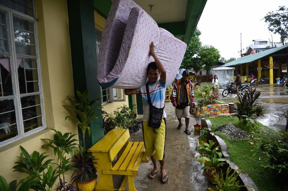 Philippines “gồng mình” chuẩn bị ứng phó siêu bão Mangkhut - 9 “Chính quyền đã nói rằng cơn bão này mạnh gấp 2 lần so với cơn bão trước, vì thế chúng tôi rất lo sợ. Chúng tôi đã học được bài học từ cơn bão gần đây nhất. Khi đó nước ngập lên cả mái nhà của chúng tôi”, Myrna Parallag, 53 tuổi, nói sau khi sơ tán khỏi khu vực phía bắc Philippines. (Ảnh: AFP)