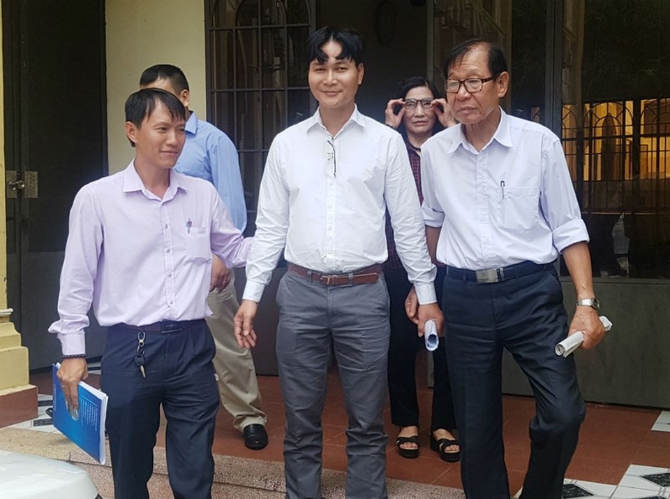 Chồng bị bắt giam vì vợ tố trộm 85 cây vàng - 1 Ông Vinh (giữa) tại trụ sở TAND tỉnh Đồng Nai. Ảnh: VH