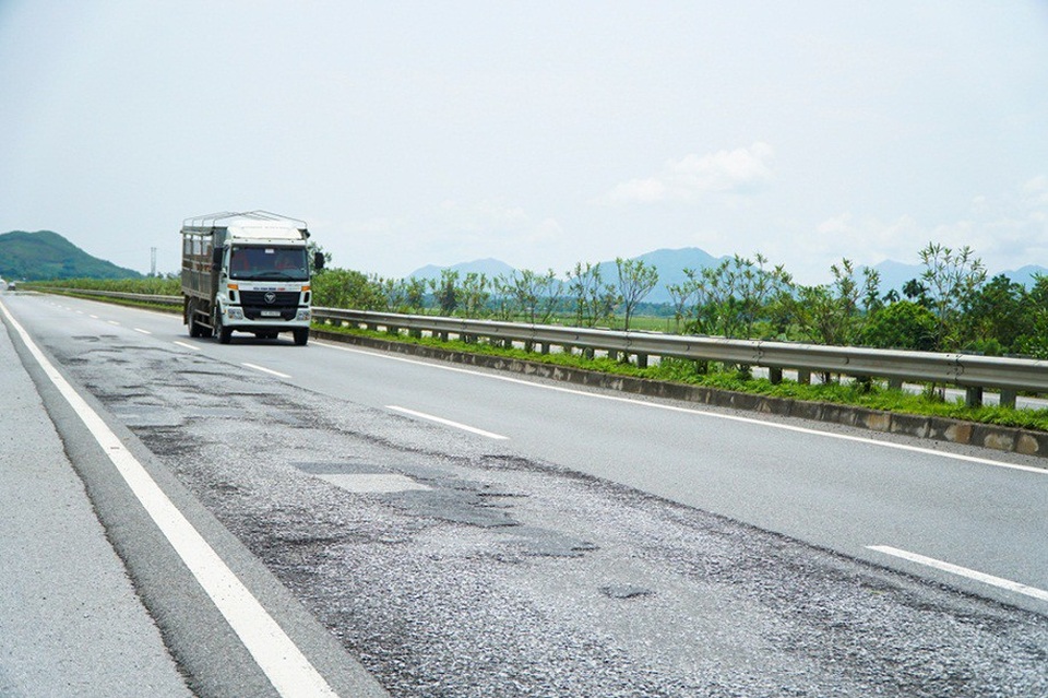 Xuất hiện nhiều điểm sạt lở trên cao tốc Nội Bài - Lào Cai - 9
Cao tốc Nội Bài - Lào Cai dài 264km, do Tổng công ty Đầu tư phát triển đường cao tốc Việt Nam (VEC) làm chủ đầu tư và thông xe toàn tuyến vào ngày 21/9/2014, đi qua nhiều khu vực địa hình địa chất phức tạp, đặc biệt ở đoạn qua tỉnh Yên Bái và Lào Cai.