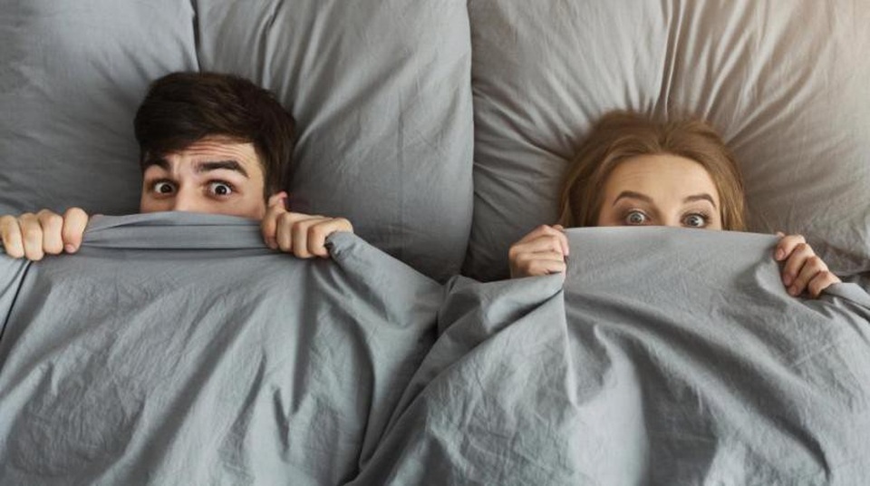 Trốn 14 giờ dưới gầm giường vì bạn trai của nhân tình về nhà ngay "giữa hiệp" - 2 Chuyện thân mật đang dang dở thì bạn trai của cô gái bỗng về nhà
