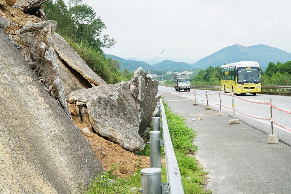 Xuất hiện nhiều điểm sạt lở trên cao tốc Nội Bài - Lào Cai - 2
Với tốc độ lưu thống trên cao tốc lên đến 100 km/h, hiện tượng sạt lỡ tiềm ẩn khá nhiều nguy hiểm.