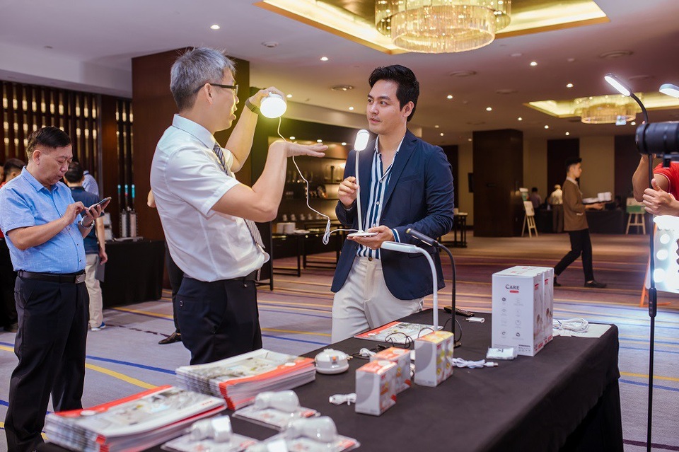 Đèn TOA Lighting – Trao ánh sáng gửi yêu thương - 2 Đèn TOA Lighting – Trao ánh sáng gửi yêu thương - 2