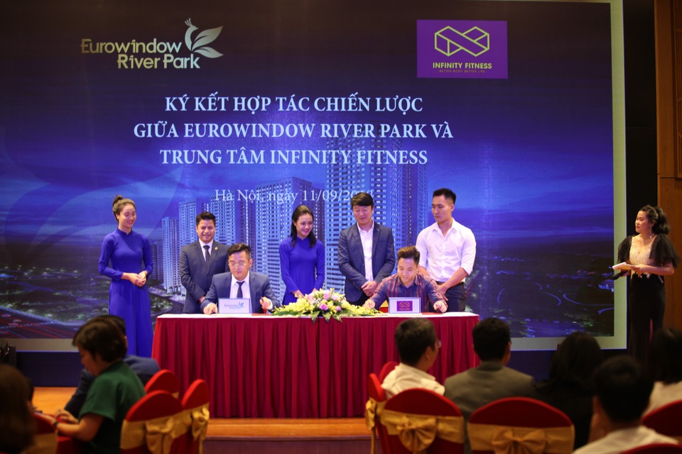 Đại diện Eurowindow Holding và Infinity Fitness đặt bút ký kết đánh dấu hợp tác trong dự án Eurowindow River Park