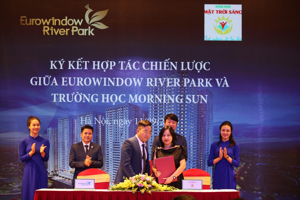 Đại diện Eurowindow Holding và Trường học Morning Sun đặt bút ký kết đánh dấu hợp tác trong dự án Eurowindow River Park