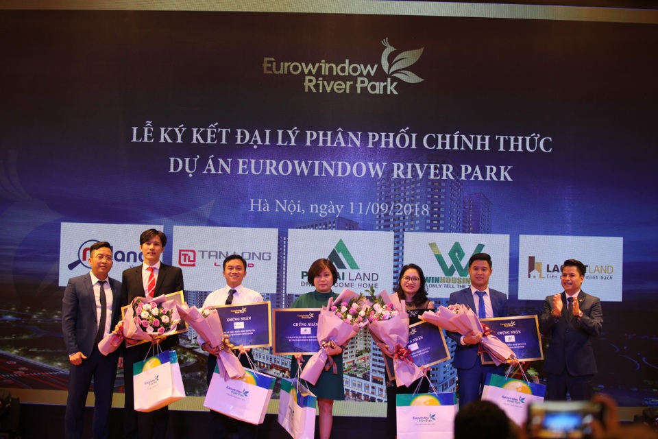 Đại diện chủ đầu tư Eurowindow River Park trao tặng hoa cho đại diện 5 đại lý phân phối chính thức