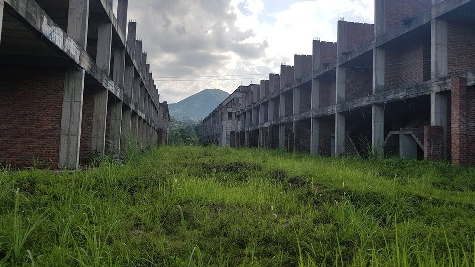 Lạnh người bên trong siêu dự án 2 tỷ đô ở xứ Lạng - 8 Cỏ dại mọc kín xung quanh