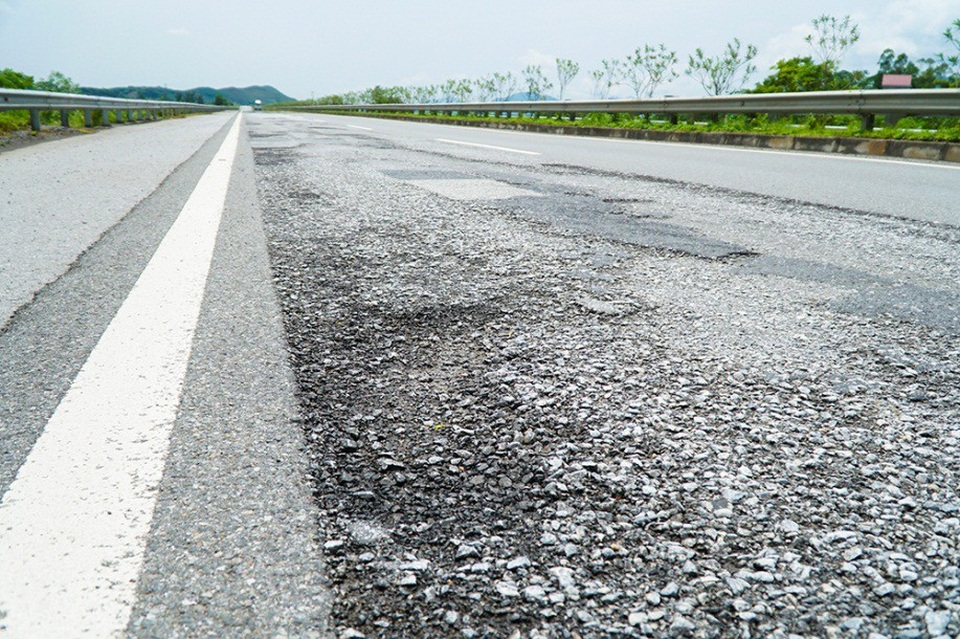 Xuất hiện nhiều điểm sạt lở trên cao tốc Nội Bài - Lào Cai - 7
Ở km85-86 hướng từ Hà Nội đi Lào Cai, hàng trăm mét mặt đường cao tốc biến dạng, hư hỏng, xuất hiện một số ổ gà.