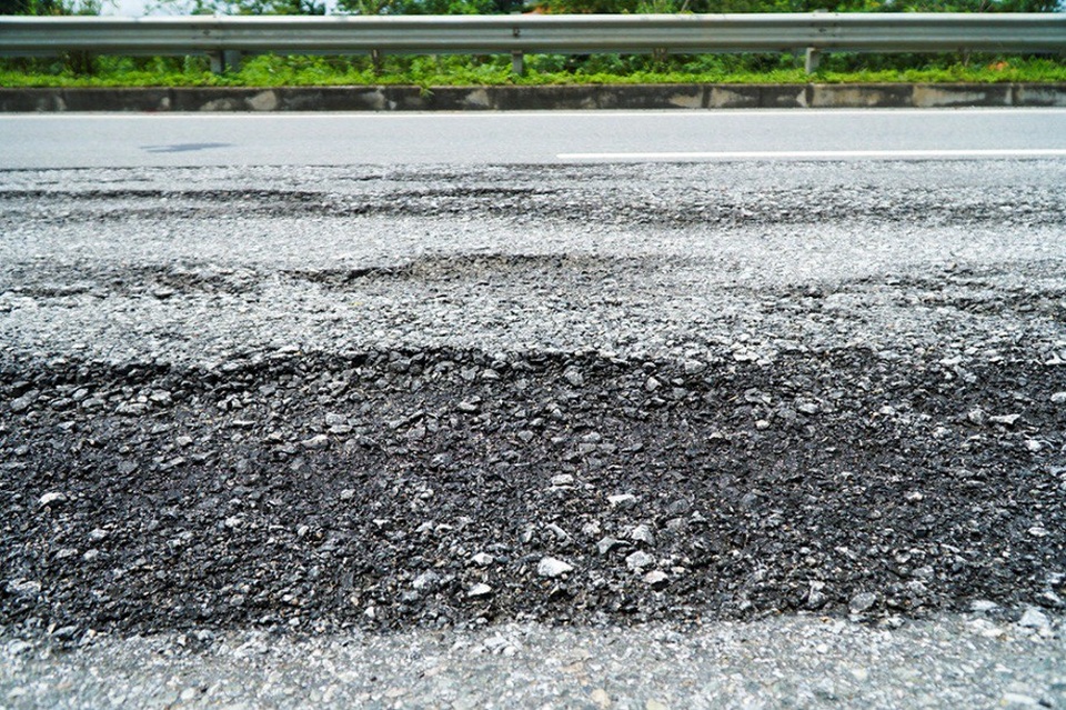 Xuất hiện nhiều điểm sạt lở trên cao tốc Nội Bài - Lào Cai - 8
Một số ô tô đi vào làn trong cùng (làn khẩn cấp) để tránh đoạn mặt đường hư hỏng.
Trao đổi với PV Dân trí, ông Nguyễn Anh Hưng, Quyền Giám đốc Trung tâm điều hành đường Cao tốc Nội Bài – Lào Cai, cho biết: “Phía Tổng Công ty đã nắm bắt được tình hình và đang xây dựng phương án để sửa chữa triệt để những điểm sạt lở nêu trên, và làm lại những đoạn mặt đường hư hỏng theo phản ánh từ phía cơ quan báo chí”.