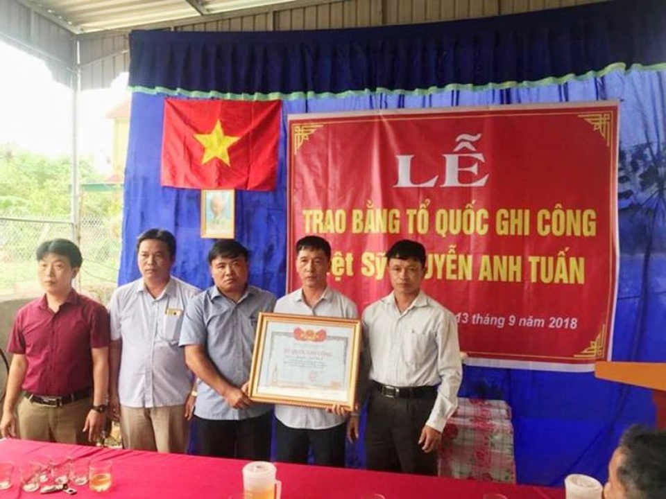 Trao bằng Tổ quốc ghi công cho học sinh dũng cảm cứu người đuối nước - 1
Lễ trao bằng Tổ Quốc Ghi Công cho Liệt sĩ Nguyễn Anh Tuấn.