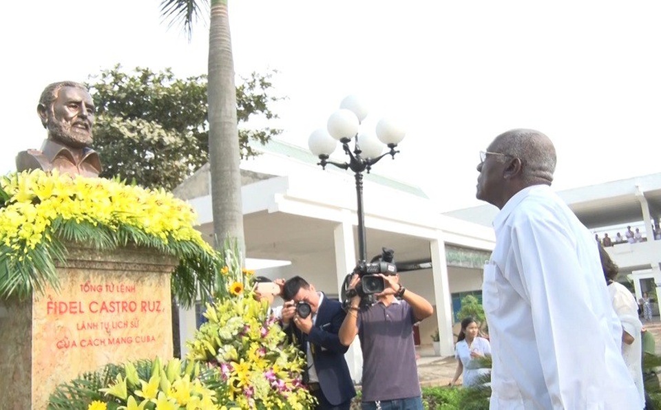 Phó Chủ tịch thứ nhất Cuba thăm Bệnh viện Hữu nghị Việt Nam - Cuba Đồng Hới - 2 Ông Salvador Valdés Mesa đặt vòng hoa tưởng niệm tại Tượng đài Lãnh tụ Fidel Castro