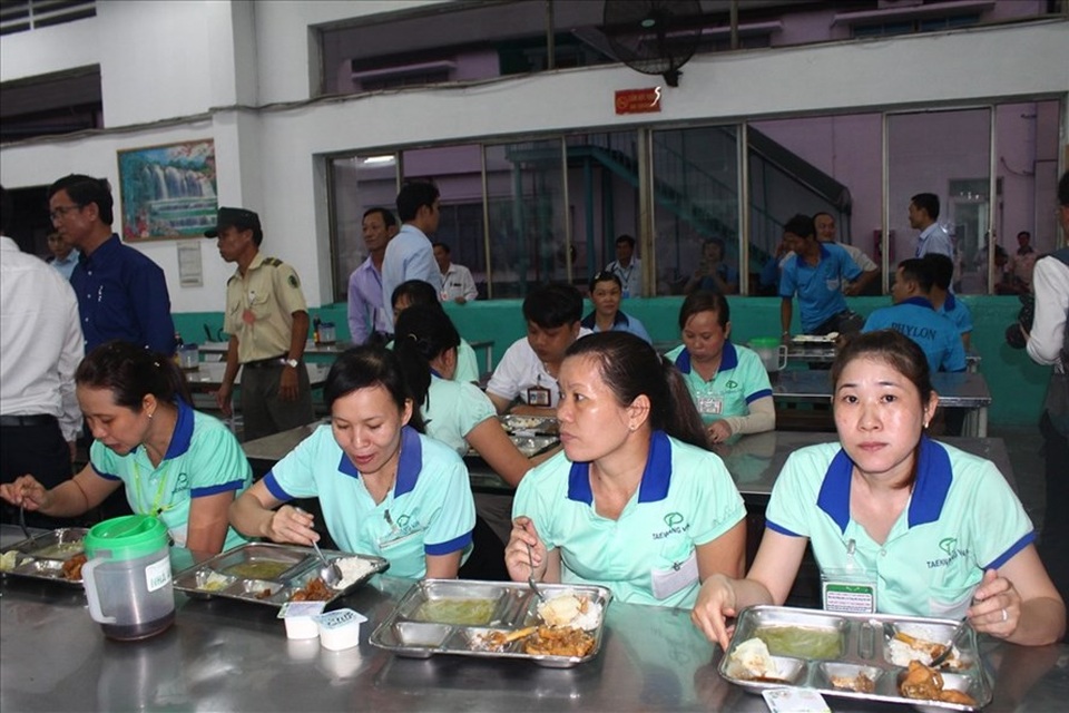 Nhờ thỏa ước lao động, chỉ 1% công nhân nghỉ việc - 1
TƯLĐTT có chất lượng giúp nâng cao chất lượng bữa ăn giữa ca cho công nhân. Ảnh: PV