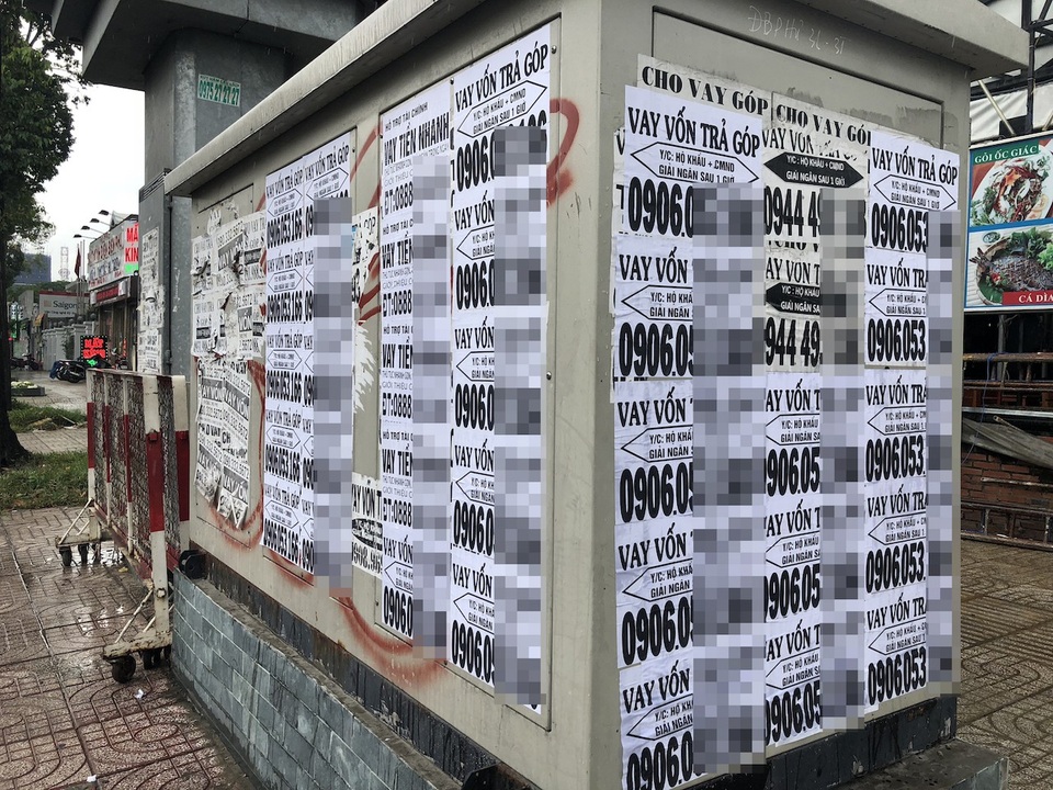Vòng xoáy tín dụng đen và những chiêu trò ma thuật - 1 Những tờ rơi kêu gọi cho vay vốn được dán khắp nơi, kín cả tủ điện