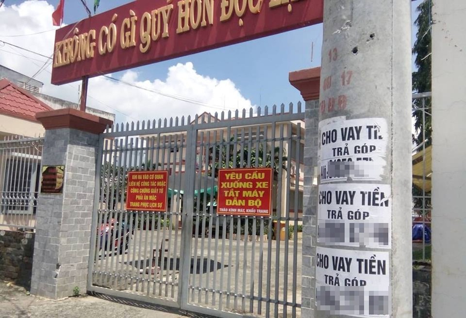 Vòng xoáy tín dụng đen và những chiêu trò ma thuật - 3 Tờ rơi cho vay tiền bủa vây trước trụ sở cơ quan công quyền