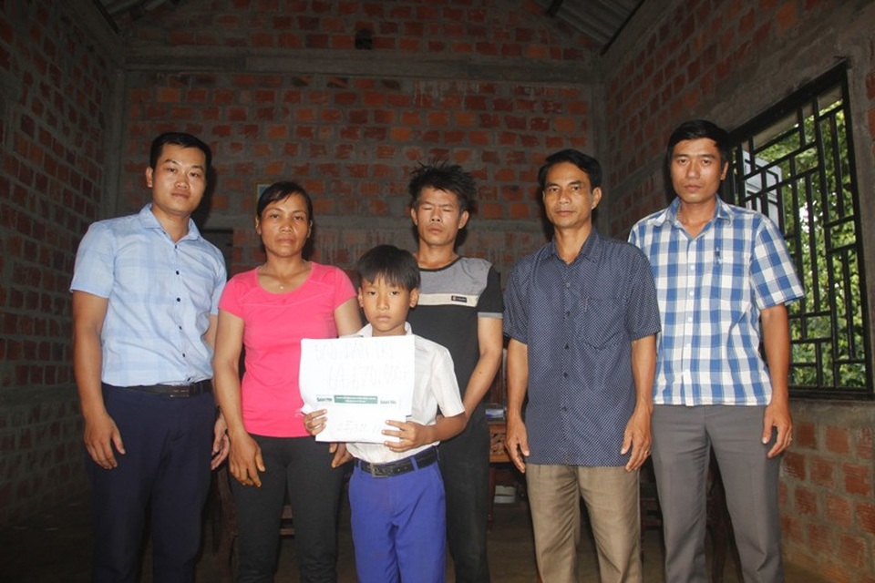 Bạn đọc giúp đỡ người cha bị phình mạch máu não gần 65 triệu đồng - 1 PV Dân trí tại Quảng Trị và lãnh đạo UBND xã Gio Bình trao tổng số tiền 64.670.000 đồng của bạn đọc giúp đỡ đến vợ chồng anh Bình