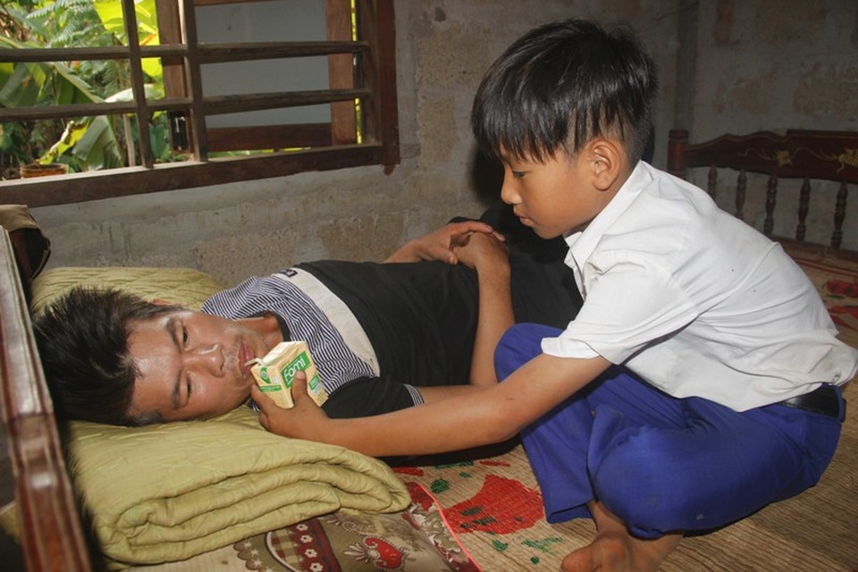 Bạn đọc giúp đỡ người cha bị phình mạch máu não gần 65 triệu đồng - 4 Anh Bình thường xuyên đau ở đầu nên phải nằm trên giường