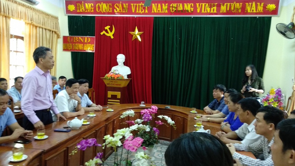 Tổng công ty phát điện 1 ủng hộ 500 triệu đồng cho các huyện Miền tây Nghệ An khắc phục bão lụt - 1 Ông Nguyễn Tiến Chương - Phó tổng giám đốc công ty phát điện 1, thay mặt quý công ty, đoàn tặng quà, sẻ chia những mất mát do thiên tai gây ra đối với nhân dân huyện Tương Dương.
