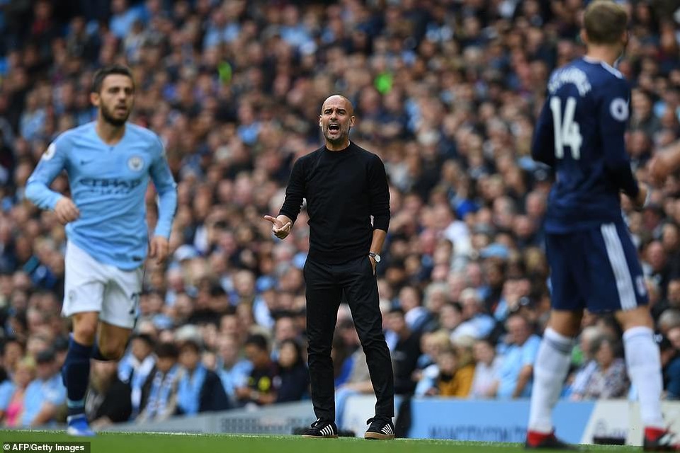 Man City 3-0 Fulham: Chênh lệch lớn về đẳng cấp - 2
Khá thảnh thơi, Guardiola không mấy khi phải hò hét học trò thi đấu