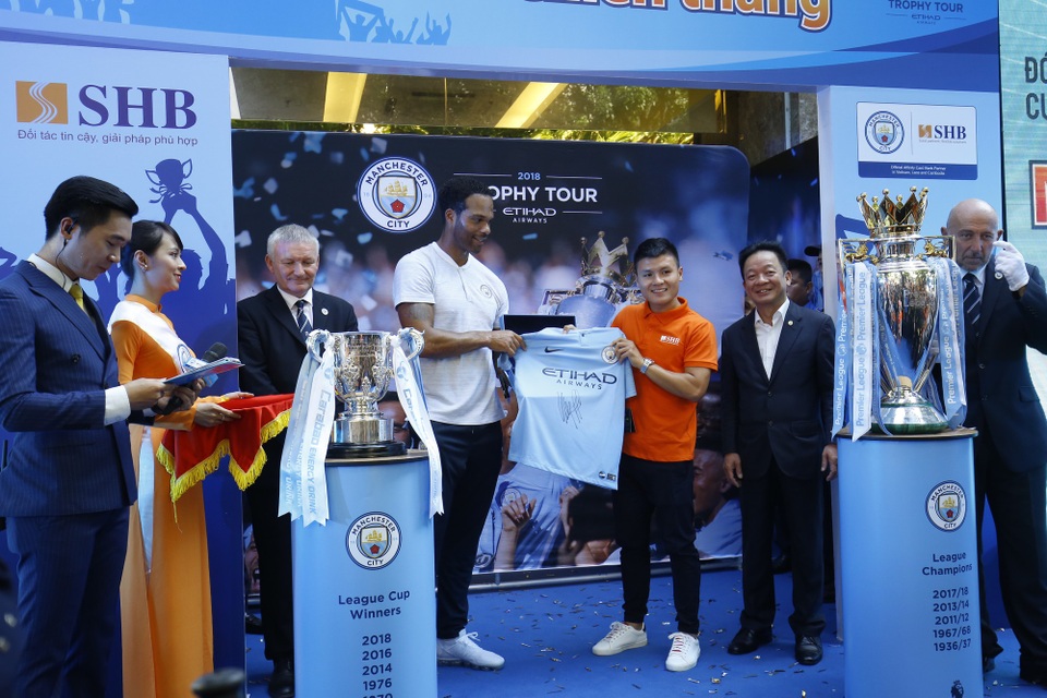 Quang Hải và Joleon Lescott đón Cúp Ngoại hạng Anh tại Hà Nội - 1
Lescott cũng tặng Quang Hải 1 chiếc áo của CLB Manchester City