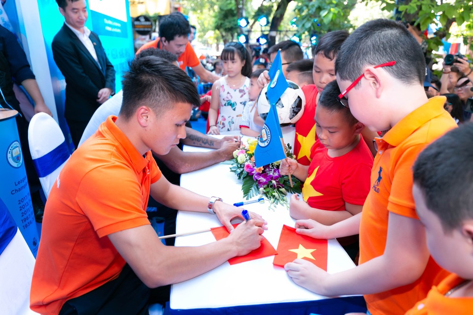 Quang Hải và Joleon Lescott đón Cúp Ngoại hạng Anh tại Hà Nội - 2
Dù lịch hoạt động rất dày song Joleon Lescott vẫn rất nhiệt tình ký tặng người hâm mộ đã đến tham dự chương trình