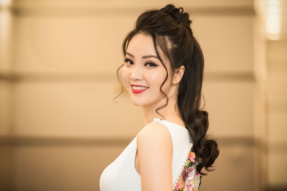 Á hậu Thụy Vân: “Một số cô gái trẻ đang lấy danh hiệu để mua bán” - 1 Á hậu Thụy Vân sẽ dẫn trong đêm chung kết Hoa hậu Việt Nam 2018 tại TP. Hồ Chí Minh.